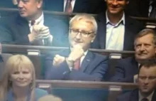 Poseł Pięta zachował immunitet. I pokazuje ”gest Kozakiewicza”