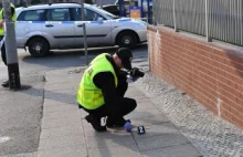 Furiat rzucił się z kuchennym nożem na dziennikarzy. Padły strzały [WIDEO]