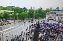 "I to ma być marsz, który ma zdmuchnąć PiS?". Marsz opozycji z udziałem Tuska...