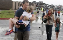 Nauczyciele wynoszą dzieci z gruzów szkoły zburzonej przez tornado