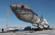 Transportowanie i ustawianie rakiety Proton M.