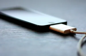 Ile kosztuje naładowanie baterii naszego smartfona do 100%?