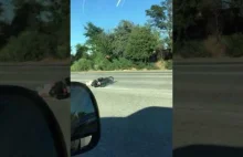 Spadł z motocykla w trakcie jazdy na autostradzie...