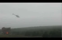 Pilot helikoptera ładuje towar na ciężarówki