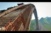Budowa mostu kolejowego o najdłuższym przęśle łukowym na świecie.
