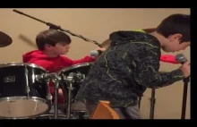 Młody perkusista idealnie reaguje na wpadkę swojego kolegi.