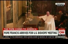 Papież Franciszek pokazuje sztuczkę