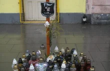 Cmentarny krzyż z tabliczką na... chodniku przy ul. Pogonowskiego