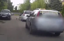 Grupa taksówkarzy napadła na kierowcę Ubera! [WIDEO] - Polska Racja