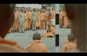 Samospalenie buddyjskiego mnicha w proteście przeciwko prześladowaniom.