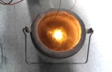 Pomarańczowa dioda LED zanurzona w ciekłym azocie