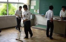 Mali Japończycy szmatą i mopem uczą się dbania o wspólną przestrzeń -...
