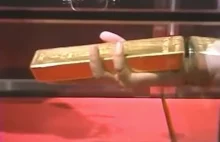 Eksponat w japońskim muzeum - sztabka złota. Jeżeli ją wyjmiesz wygrasz nagrodę.