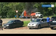 Rosjanie gaszą dostawczaka szambem