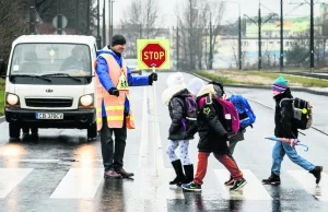 Adam Bagiński z uśmiechem od 10 lat przeprowadza dzieci przez ulicę
