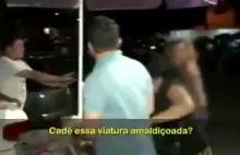 Brazylijski zmiennopłciowiec atakuje radiowóz.