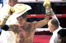 Aktor Mickey Rourke po powrocie do boxu wygrał swoją walkę w wieku 62 lat