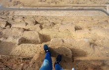 Turysta wdrapuje się na piramidę w Egipcie