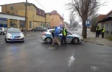 Znaleźli Granat, postanowili go oddać policjantom w radiowozie.