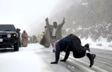 W Arabii Saudyjskiej śnieg zasypał pustynię! Imamowie: nie lepić bałwanów! WIDEO
