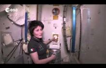 Korzystanie z toalety na stacji kosmicznej