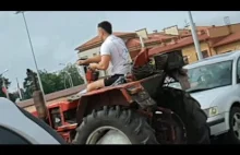 Facet wjezdza traktorem do Tesco w Stalowej Woli.