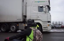 Ciężarówka rozgoniła protestujących obrońców praw zwierząt, kierowca...