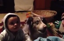 Mama uczy dziecko mówić mama, zobacz co zrobił pies w tym momencie.