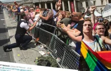 Dwóch policjantów oświadcza się swoim chłopakom na Gay Pride w Londynie