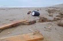 Morze wyrzuciło urny z prochami