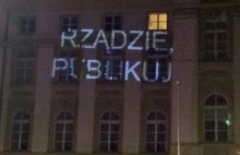 "Rządzie, publikuj!". Niecodzienny protest przed kancelarią premiera