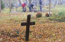 Kibice zaopiekowali się zaniedbanymi grobami ofiar II wojny światowej