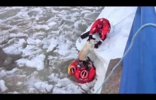 Straż Wybrzeża ratuje psa z lodowatej wody
