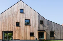 Ładny dom w stylu skandynawskim z drewnianą elewacją