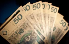 67-latek wypłacił pieniądze z banku i przekazał oszustom