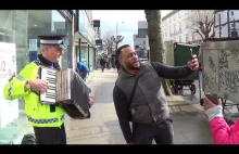Irlandzki policjant gra na akordeonie.