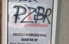 Zatrzymano kobietę za napisanie "PZPR" na biurze posła PiS..