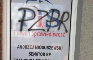 Zatrzymano kobietę za napisanie "PZPR" na biurze posła PiS..