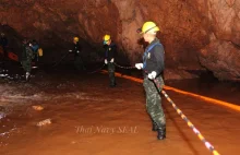 Tajlandia. Trwa dramatyczna walka z czasem. W jaskini spada poziom tlenu.