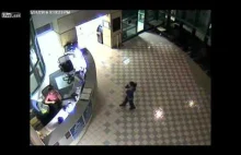 Kobieta wchodzi do siedziby policji z dwoma nożami.
