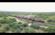 Ponad 200 lokomotyw Union Pacific zaparkowanych gęsiego na bocznicy w Arizonie