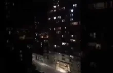 Reakcja sąsiadów na kobietę śpiewającą w oknie swojego mieszkania