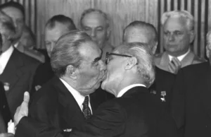 Honecker i Breżniew w miłosnym uniesieniu :)