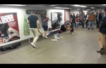 Muzyka techno unplugged grana przez 3 ludzi w metrze na trąbkach i perkusji.. :O