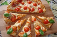 Pizza z serem (Cheese Pizza) i pomidorami.