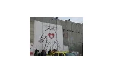 Mur w palestynie, graffiti i polski dopisek o dziwo niewulgarny
