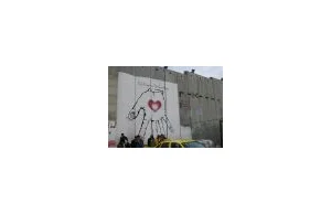 Mur w palestynie, graffiti i polski dopisek o dziwo niewulgarny