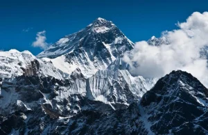 Topniejące lodowce na Mount Evereście odsłaniają ciała himalaistów