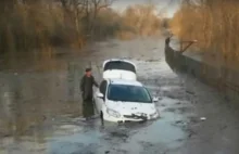 W Rosji za pływanie łódką podczas powodzi możesz dostać mandat