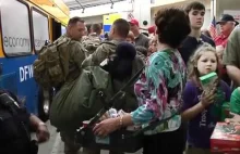 Powitanie żołnierzy w amerykańskim stylu.